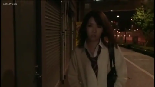 瞑想 · 制服 · 中景 · 行走 · ショルダーバッグ · 夜景 · 歩く · 街头