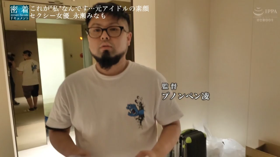 室内 · 眼镜 · 白色短袖 · 中景 · 平静 · 男性 · 录像 · 正对镜头