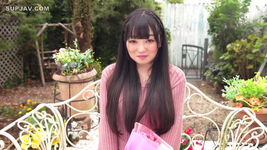 Sitting Posture · Facing the camera · Half-body close-up · 户外花园 · Sweet smile · Bouquet · 黑长直发 · 粉色长袖毛衣