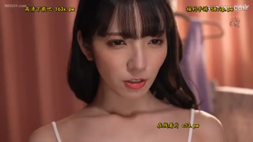 室内 · 坐姿 · 严肃 · 脸部 · 注视 · 吊带背心 · 静态