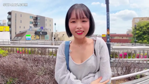 中景 · 微笑 · 面对镜头 · 短发 · 灰色针织衫 · 正面站立 · 户外天桥 · 蓝色背包