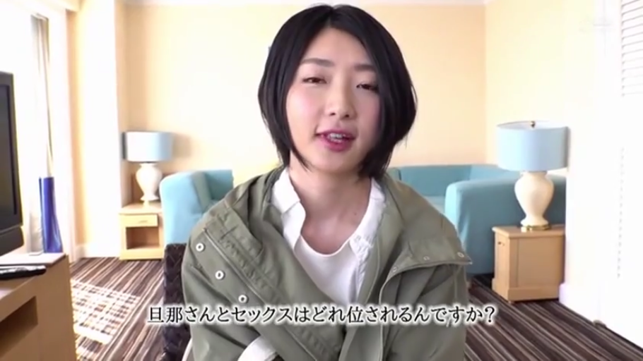 座り姿勢 · 人妻 · 恥ずかしがり屋 · ホテルルーム · 军绿色夹克 · 访谈 · 半身像