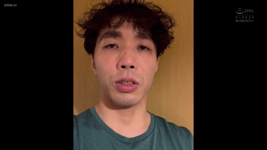 室内 · 自然 · 面部特写 · 男性 · 正面 · 说话 · 绿色T恤