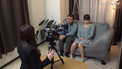 坐姿 · 严肃 · 客厅 · 职业装 · 远景 · 采访 · 摄像机 · 三人