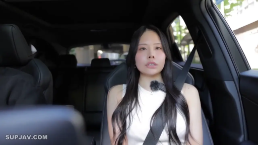 坐姿 · 面部 · 平静 · 白色背心 · 车内 · 录制 · 安全带 · 领夹麦