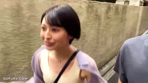 微笑 · 背心 · 交流 · 行走 · 上半身 · 户外 · 短发 · 单肩包