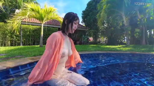 坐姿 · 自然 · 半身 · 露点 · 粉色开衫 · 戏水 · 户外泳池