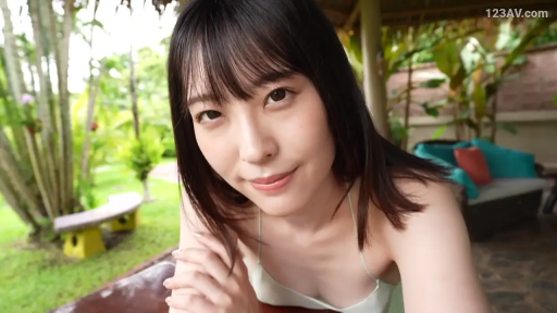 俯身 · 脸部特写 · 微笑 · 户外 · 注视镜头 · 吊带衫 · 齐刘海