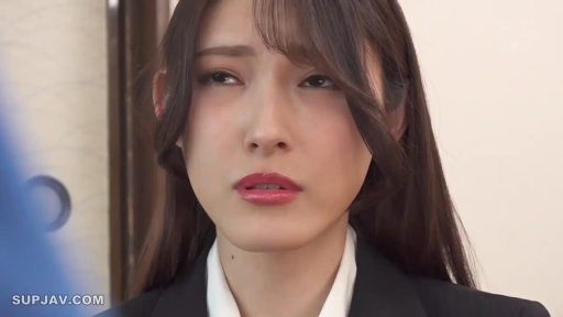 Indoor · Grievance · Close-up of the face · Stand · 黑色职业西装 · OL Workplace