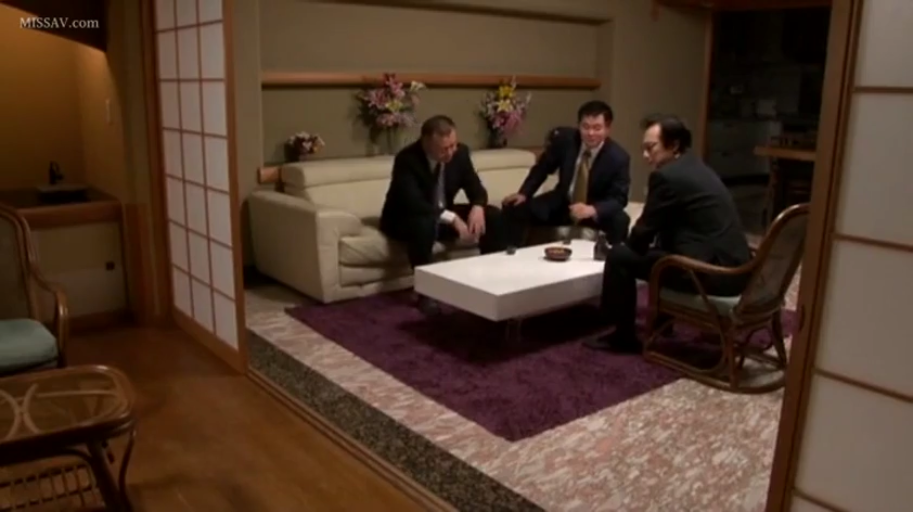 坐姿 · 交谈 · 严肃 · 全景 · 沙发 · 客厅 · 多人 · 西装