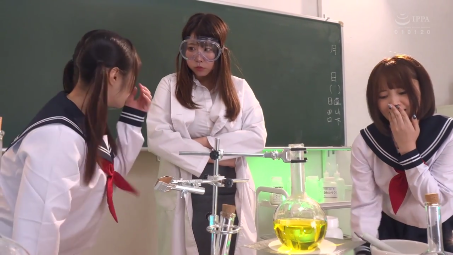 角色扮演 · 站立 · 水手服 · 惊讶 · 实验室 · 护目镜 · 化学实验