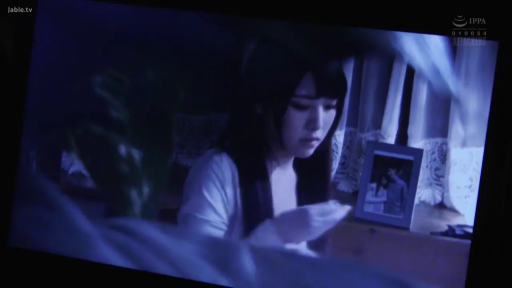 室内 · 座り姿勢 · 憂鬱 · 半身 · 白い上着 · 凝視 · 夜晚 · 相框