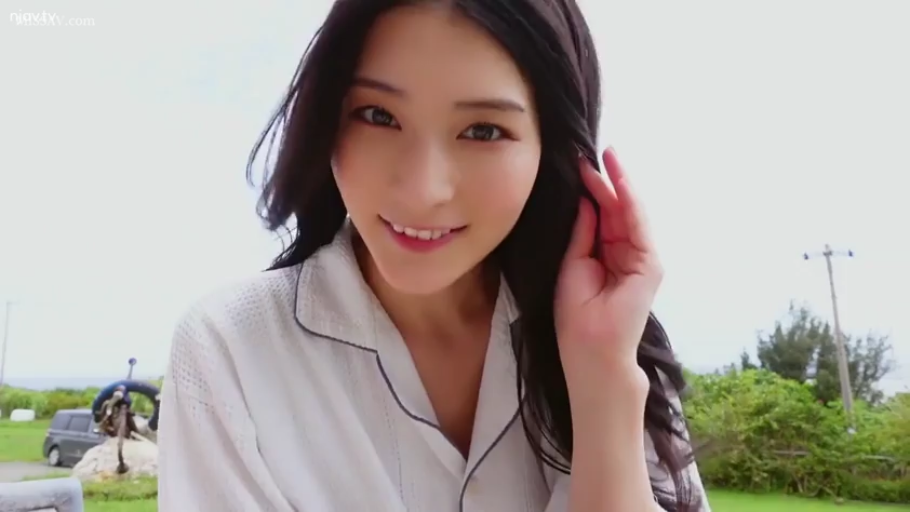 面部 · 甜美 · 站姿 · 清纯 · 户外 · 看镜头 · 白色睡衣