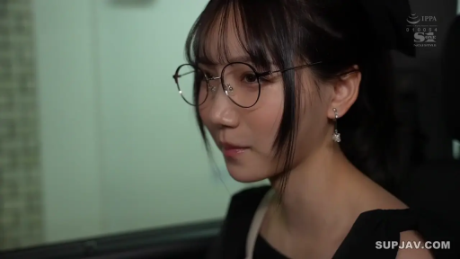 坐姿 · 眼鏡 · 平靜 · 面部特寫 · 车内 · 黑色上衣 · 侧视 · 黑发