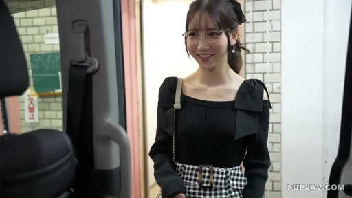 眼镜 · 站姿 · 微笑 · 行走 · 上半身 · 黑色上衣 · 生活化 · 车旁