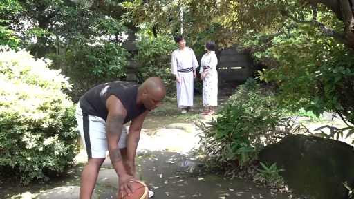 站立 · 半身特写 · 凝视 · 户外 · 平和 · 浴衣 · 白天 · 背景树木