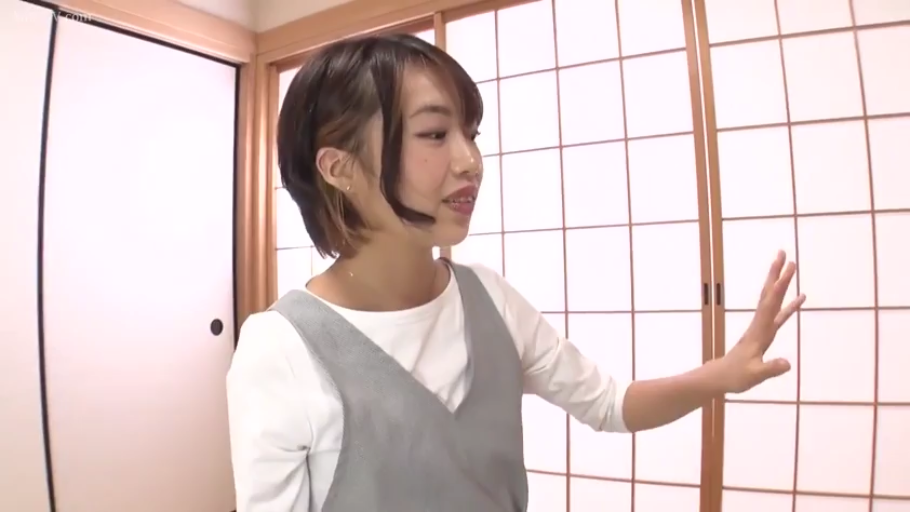 站立 · 障子门 · 和室 · 微笑 · 上半身 · 短发 · 打招呼 · 白衫灰裙