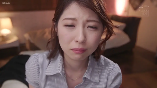 委屈 · 卧室 · 床 · 条纹衬衫 · 面部特写 · 凝视 · 长发 · 正面