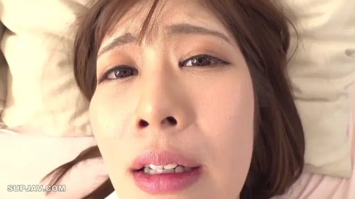 顔部のクローズアップ · 寝室 · 迷離 · 枕头 · 仰臥 · 注视镜头 · 长发 · 淡い色のトップス