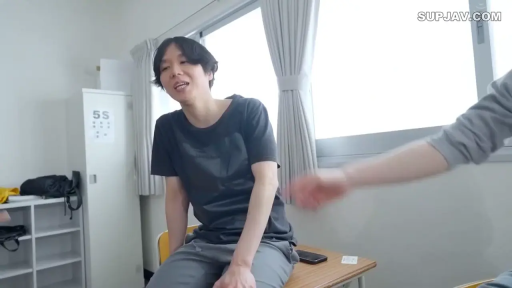 室内 · 座り姿勢 · 口を開け · 半身 · 対話 · 储物柜 · 男性 · 短袖T恤