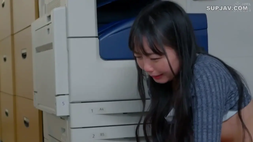 办公室 · 呻吟 · 侧脸特写 · 复印机 · 俯身姿势 · AV截图 · 灰色针织上衣 · 办公室性行为