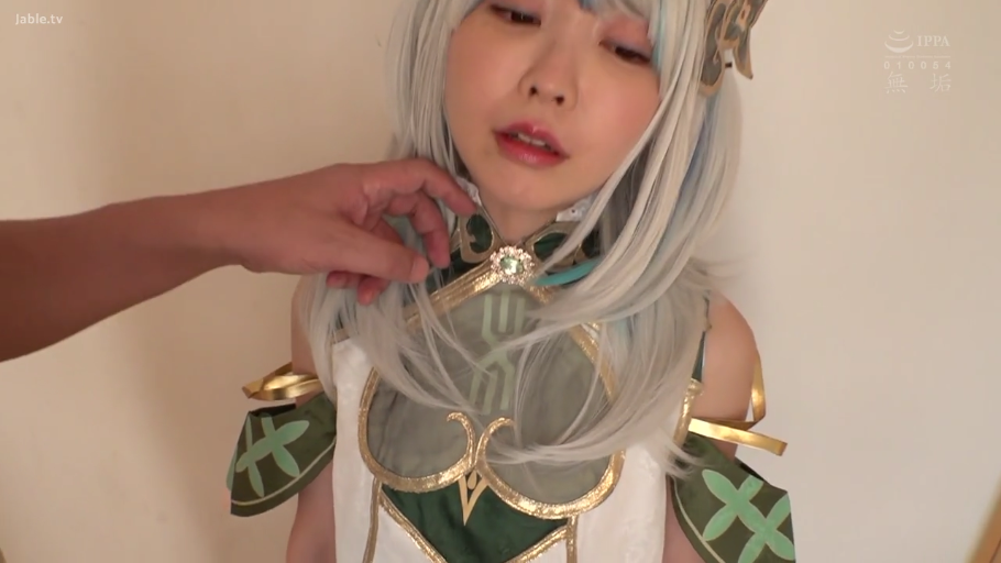 室内 · 面部 · 忧郁 · 站立 · 二次元 · 发饰 · Cosplay服 · 整理发饰