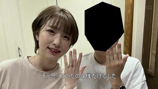 室内 · 站立 · 微笑 · 半身 · T恤 · 戒指 · 夫妻 · 展示戒指