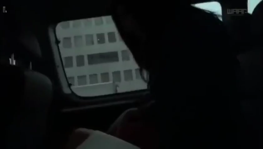 座り姿勢 · 中景 · 私服 · 车内 · 薄暗 · 汽车 · 乘坐