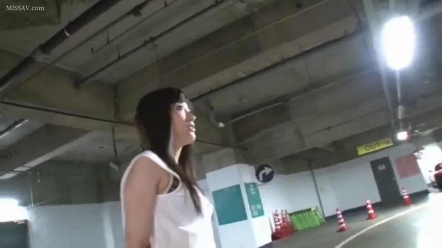 中景 · 白色背心 · 侧身站立 · 地下停车场