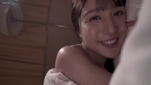 室内 · 脸部 · 愉悦 · 微笑 · 枕头 · 浴巾 · 侧卧 · 大特写