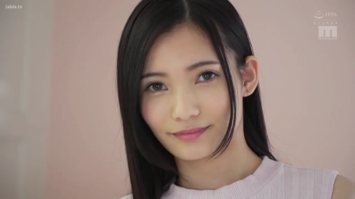 室内 · 脸部特写 · 微笑 · 正面 · 凝视镜头 · 黑长直 · 白色无袖针织衫