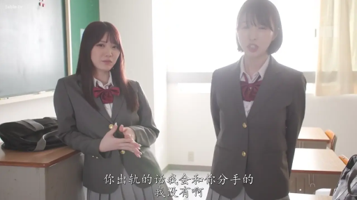 嚴肅 · 校服 · 教室 · 站立 · 中景 · 对话 · 黑板 · 劇情角色