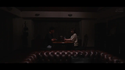 Indoor · Sitting Posture · Conversation · 平静 · Casual wear · Horizon · dim · 桌椅