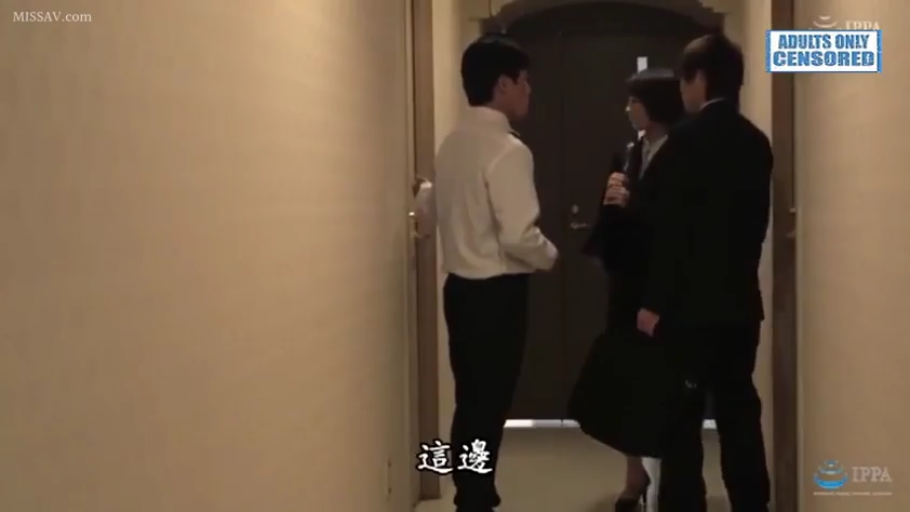 交谈 · 严肃 · 站立 · 全景 · 走廊 · 正装 · 三人 · 公文包