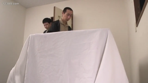 专注 · 站立 · 中景 · 白色围挡 · 休闲夹克 · 白色房间 · 监视 · 纪实视角