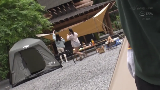 远景 · 准备露营 · 休闲夹克 · 站立行走 · 露营桌椅 · 森林背景 · 野外露营地