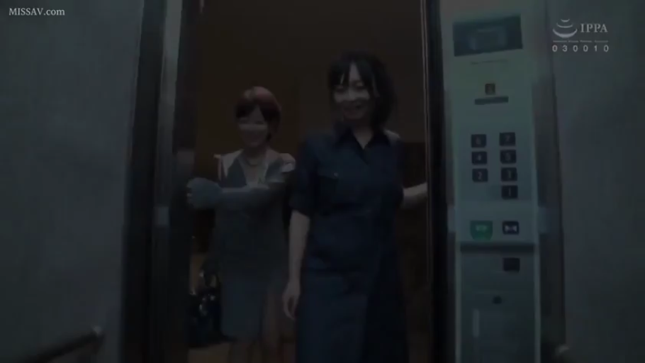 站立 · 全景 · 微笑 · 职业装 · 电梯 · 走动 · 电梯面板