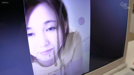 室内 · 脸部 · 平静 · 颜射 · 精液 · 俯视 · 黄色上衣 · 电脑屏幕