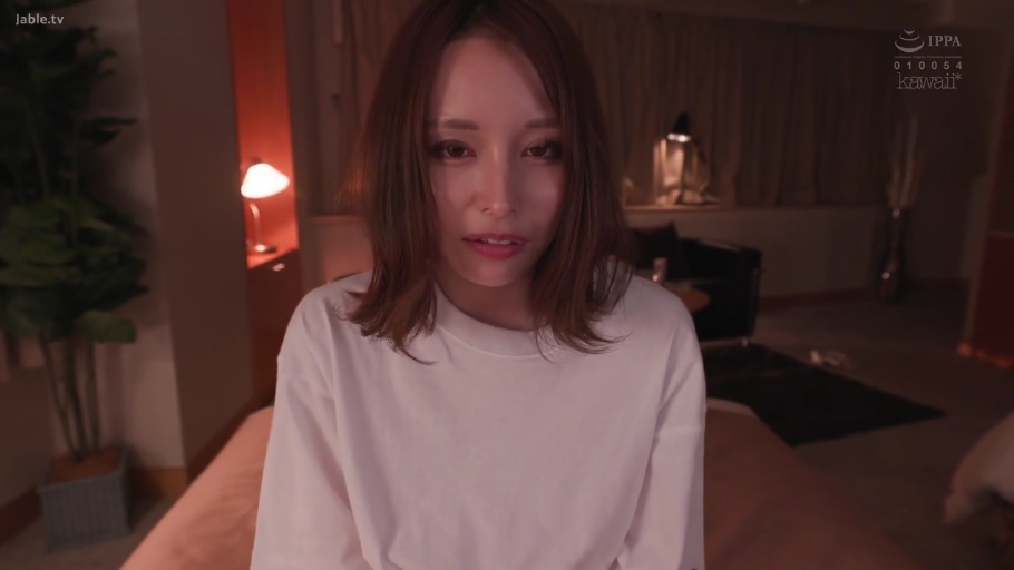 坐姿 · 第一视角 · 腿部 · 床上 · 抚摸 · T恤短裤