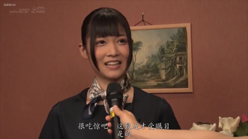 Indoor · 单人 · Stand · Smile · Business attire · 头部特写 · Accepting an interview · Microphone