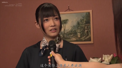 室內 · 站立 · 盘发 · 上半身特寫 · 絲巾 · 说话 · 接受采访 · 麦克风