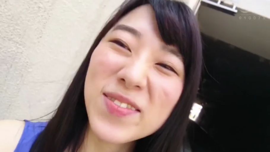 脸部 · 对视 · 户外 · 自拍 · 正面 · 开心 · 蓝色上衣