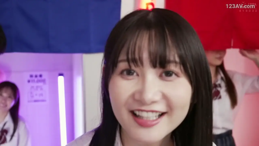 室内 · 校服 · 脸部 · 前倾