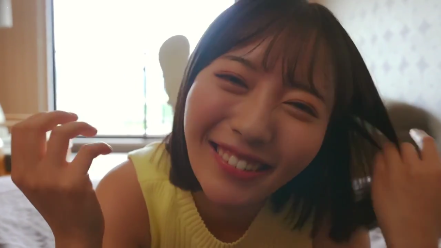 室內 · 臉部特寫 · 俯臥 · 短发 · 甜美微笑 · 黃色無袖上衣 · 撩头发