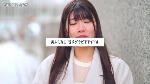 站立 · 字幕 · 微笑 · 近景 · 户外 · 访谈 · 白色外套