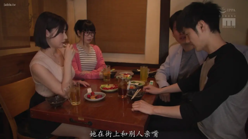 坐姿 · 专注 · 多人 · 餐具 · 居酒屋 · 日常便服 · 喝酒聚餐