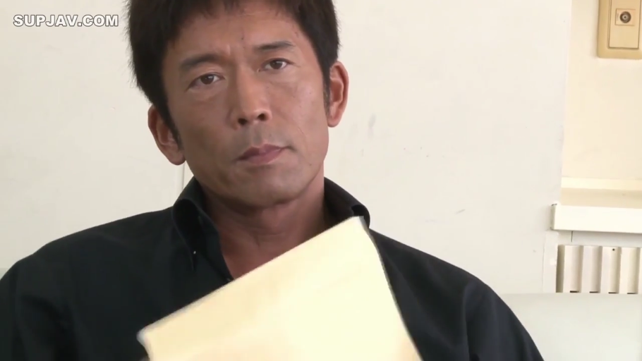 室内 · 严肃 · 注视 · 男性 · 头部 · 正面 · 黑色衬衫 · 纸张