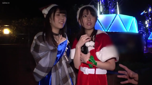 角色扮演 · 站立 · 中景 · 观看 · 疑惑 · 户外夜景 · 圣诞制服 · 圣诞帽