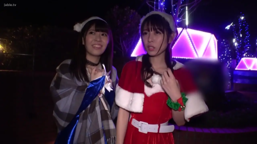 散步 · 站立 · 中景 · 微笑 · 斗篷 · 户外夜景 · 圣诞帽 · 节日主题