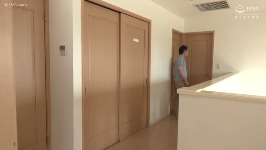 无特写 · 平静 · 木门 · 室内环境 · 行走 · 蓝色T恤 · 住宅走廊 · 穿行